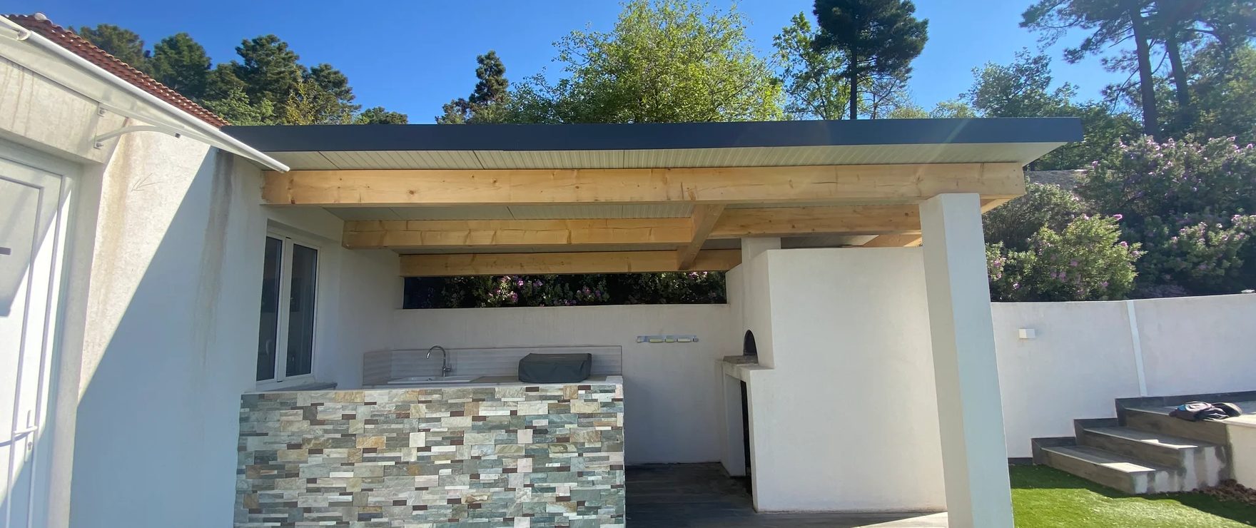 Charpente bois neuve d'un abri de terrasse réalisée par RF Toiture à Levens