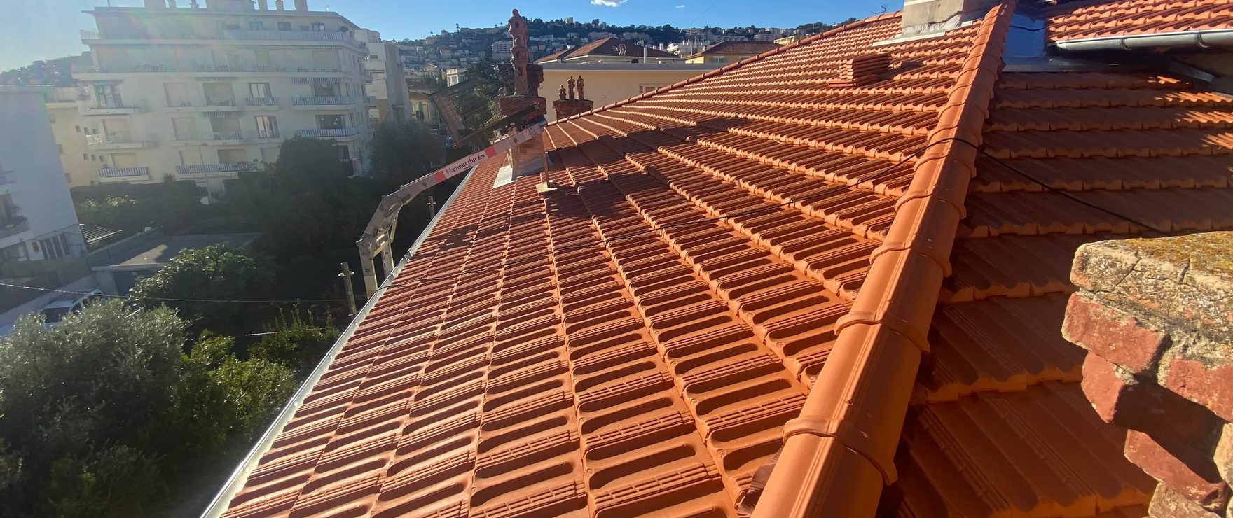 Couverture en tuiles neuves posée par RF Toiture sur une maison de l'arrière-pays niçois