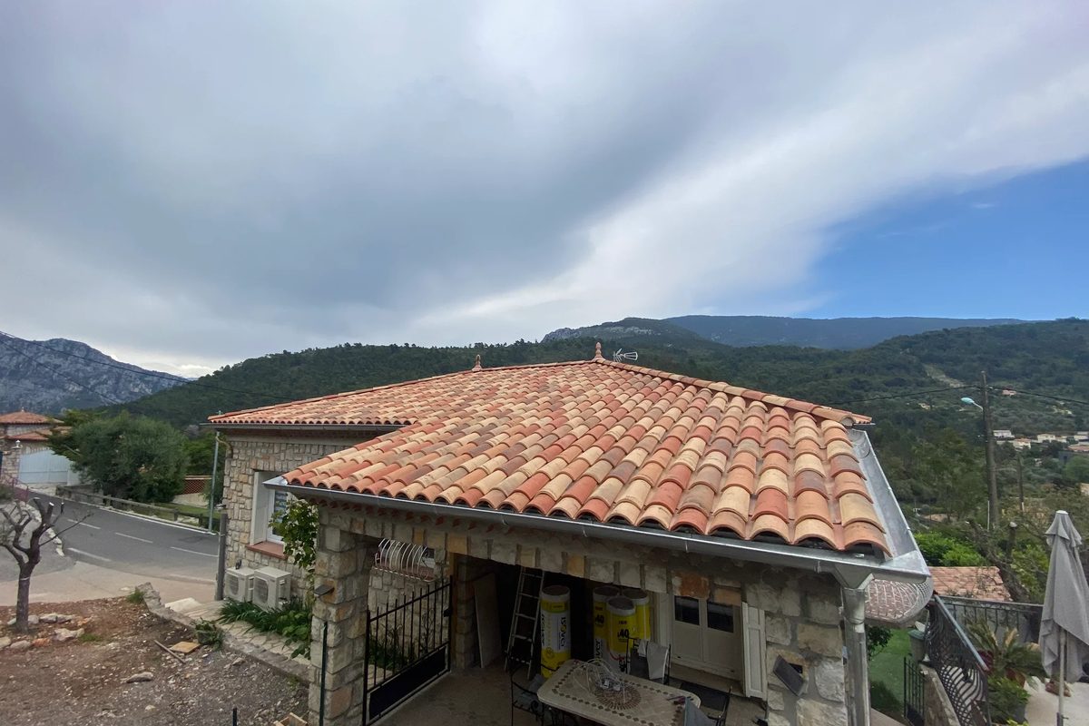 Maison de village dont la toiture protège les pièces sous combles des fortes chaleurs