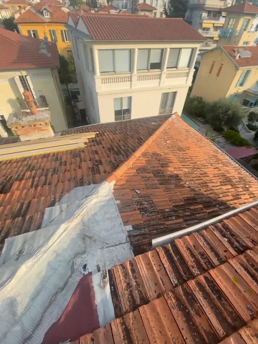 Toiture partiellement ouverte pendant un chantier, moment propice à la pose de l'isolant