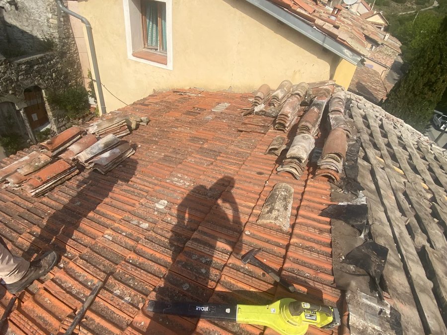 Chantier de rénovation de toiture en cours sur une maison ancienne