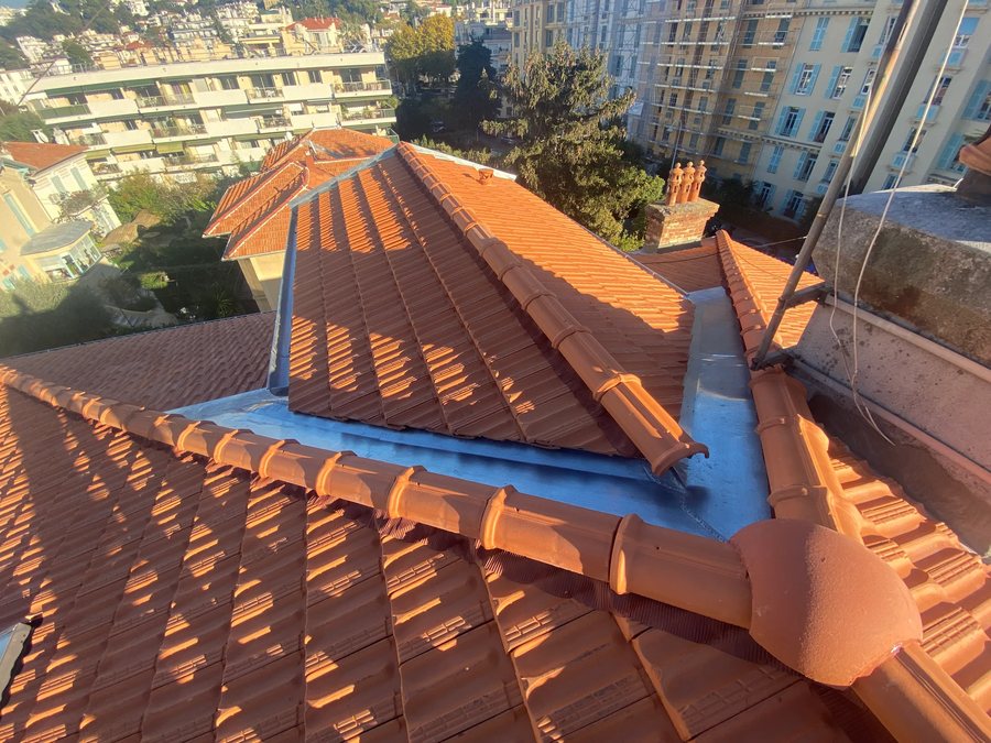 Abergement et solin de souche de cheminée en zinc sur une toiture