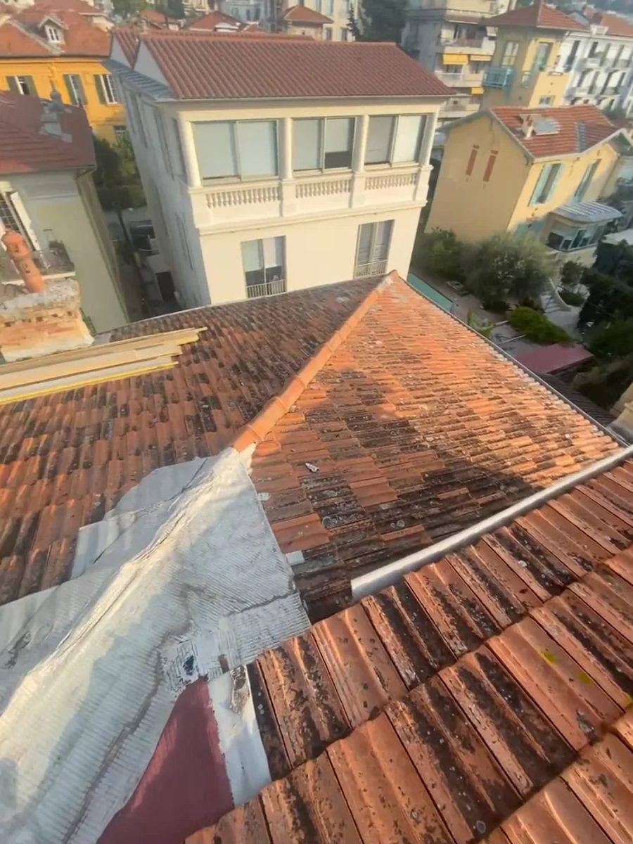 Reprise ciblée d'un versant de toiture en ville, intervention limitée à la zone concernée